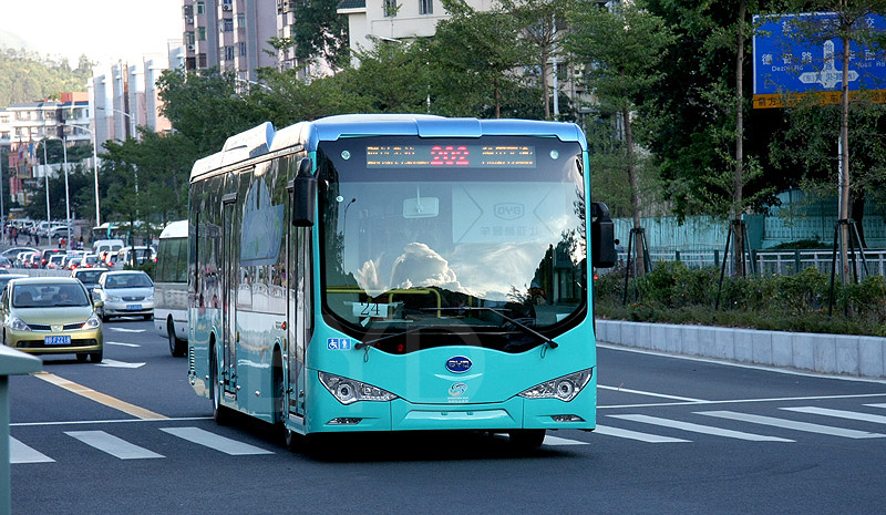 深圳比亚迪电动巴士上岗